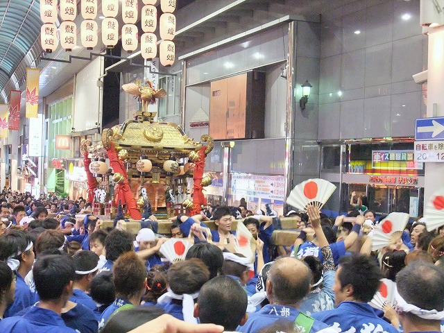 御輿が行く.jpg